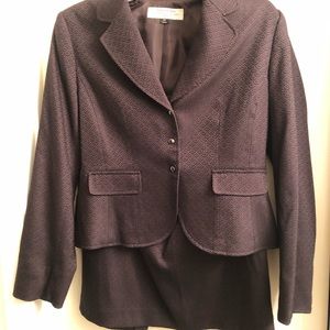 Tahari brand women’s black skirt suit. Size 6p